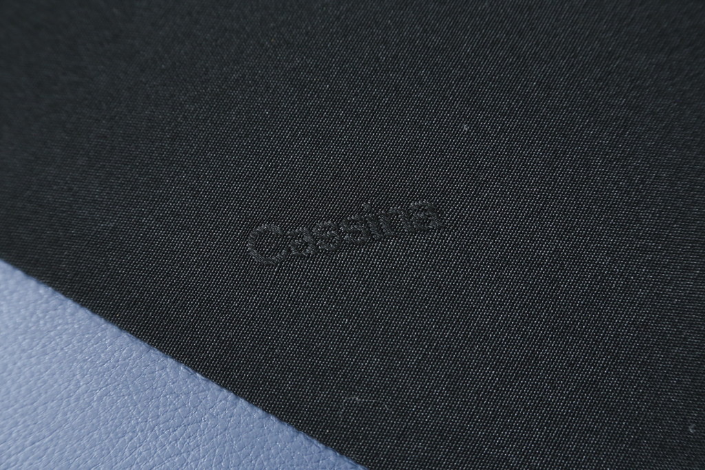 中古　美品　Cassina(カッシーナ)　MARALUNGA(マラルンガ) 　675　本革(レザー)　高級感ある佇まいが目を惹く2人掛けワイドソファ(二人掛け、2P、2.5人掛け、アームソファ)(定価約212万円)(R-081265)