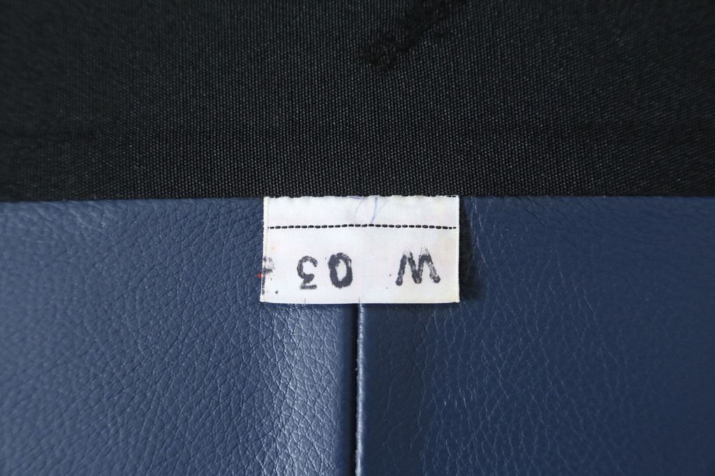 中古　美品　Cassina(カッシーナ)　MARALUNGA(マラルンガ) 　675　本革(レザー)　高級感ある佇まいが目を惹く2人掛けワイドソファ(二人掛け、2P、2.5人掛け、アームソファ)(定価約212万円)(R-081265)