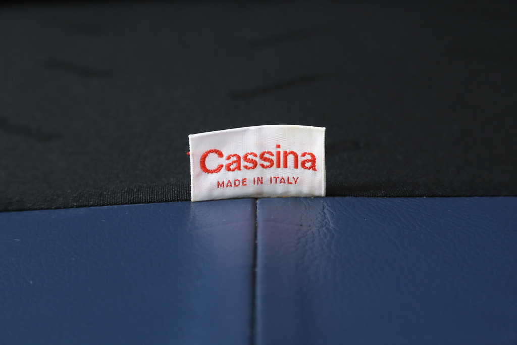 中古　美品　Cassina(カッシーナ)　MARALUNGA(マラルンガ) 　675　本革(レザー)　高級感ある佇まいが目を惹く2人掛けワイドソファ(二人掛け、2P、2.5人掛け、アームソファ)(定価約212万円)(R-081265)