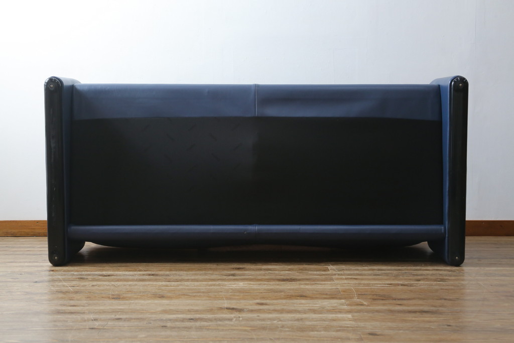 中古　美品　Cassina(カッシーナ)　MARALUNGA(マラルンガ) 　675　本革(レザー)　高級感ある佇まいが目を惹く2人掛けワイドソファ(二人掛け、2P、2.5人掛け、アームソファ)(定価約212万円)(R-081265)