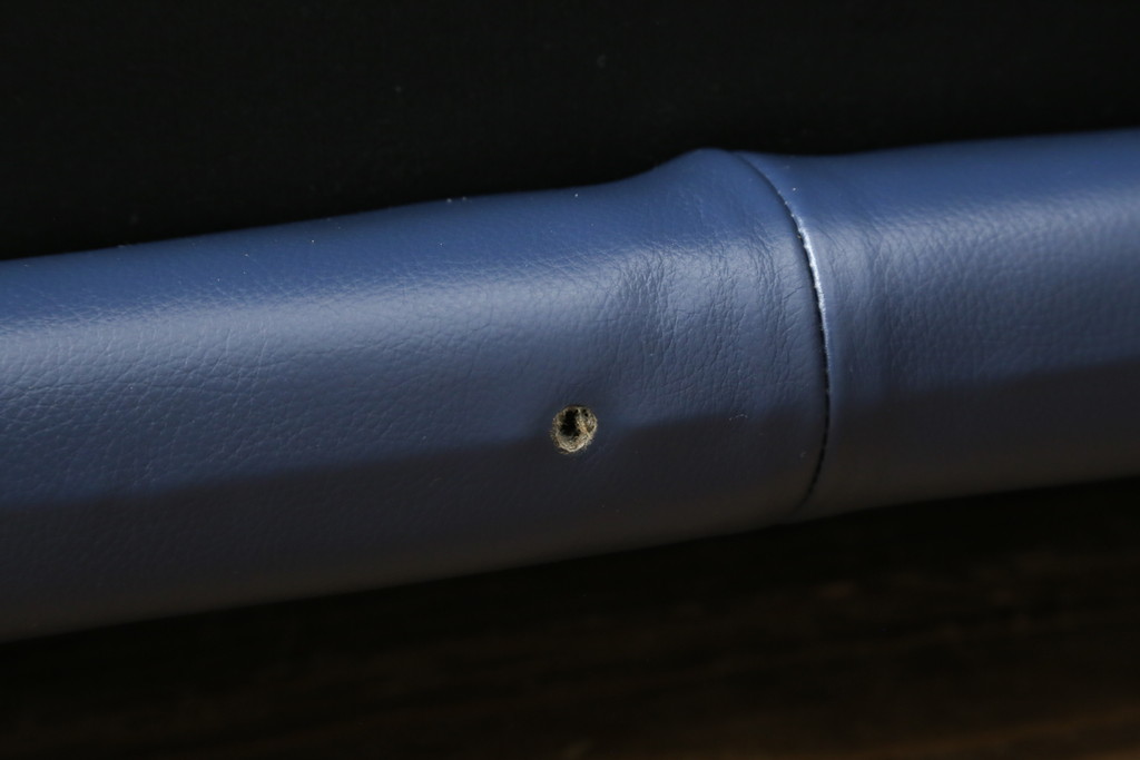 中古　美品　Cassina(カッシーナ)　MARALUNGA(マラルンガ) 　675　本革(レザー)　高級感ある佇まいが目を惹く2人掛けワイドソファ(二人掛け、2P、2.5人掛け、アームソファ)(定価約212万円)(R-081265)