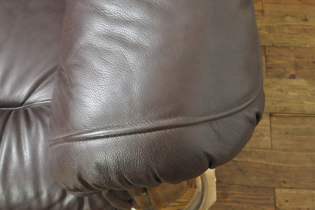 中古　美品　オランダ製　本革　重厚感のある佇まいが魅力的!! 伝統的ダッチカントリースタイルの1人掛けレザーソファ(アームソファ、一人掛け、1P)(R-074348)