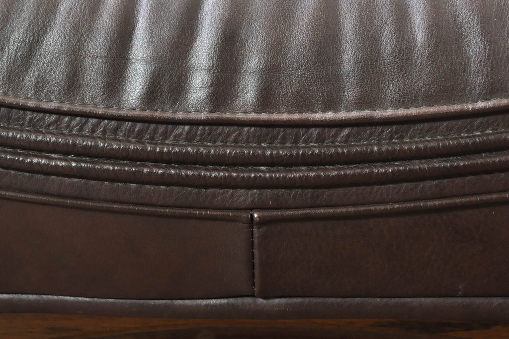 中古　美品　オランダ製　本革　重厚感のある佇まいが魅力的!! 伝統的ダッチカントリースタイルの1人掛けレザーソファ(アームソファ、一人掛け、1P)(R-074348)