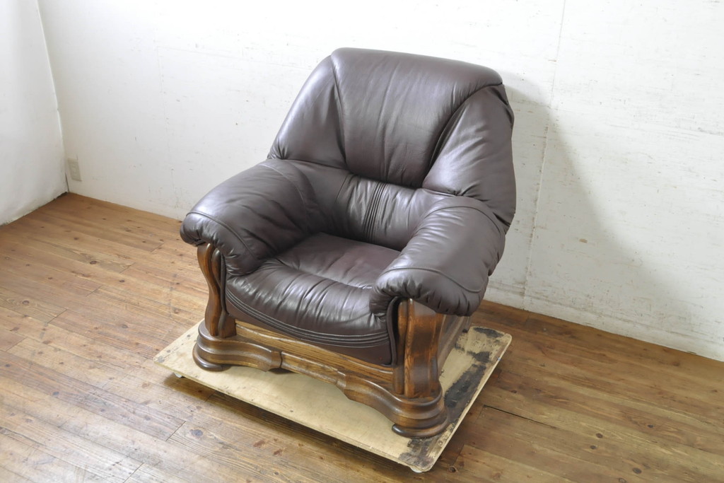 中古　美品　オランダ製　本革　重厚感のある佇まいが魅力的!! 伝統的ダッチカントリースタイルの1人掛けレザーソファ(アームソファ、一人掛け、1P)(R-074349)