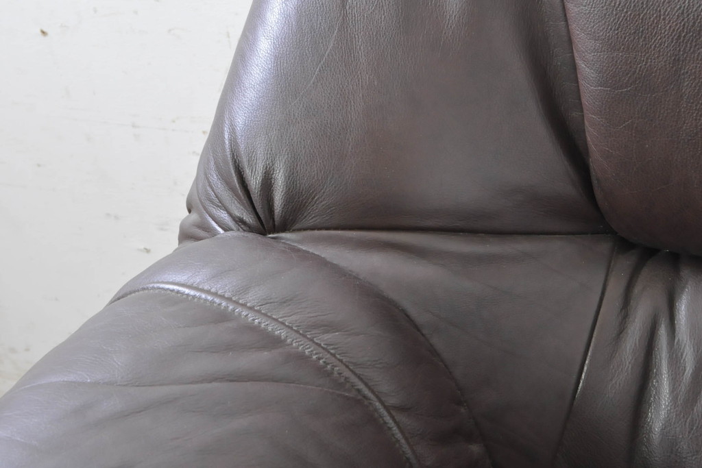 中古　美品　オランダ製　本革　重厚感のある佇まいが魅力的!! 伝統的ダッチカントリースタイルの1人掛けレザーソファ(アームソファ、一人掛け、1P)(R-074349)
