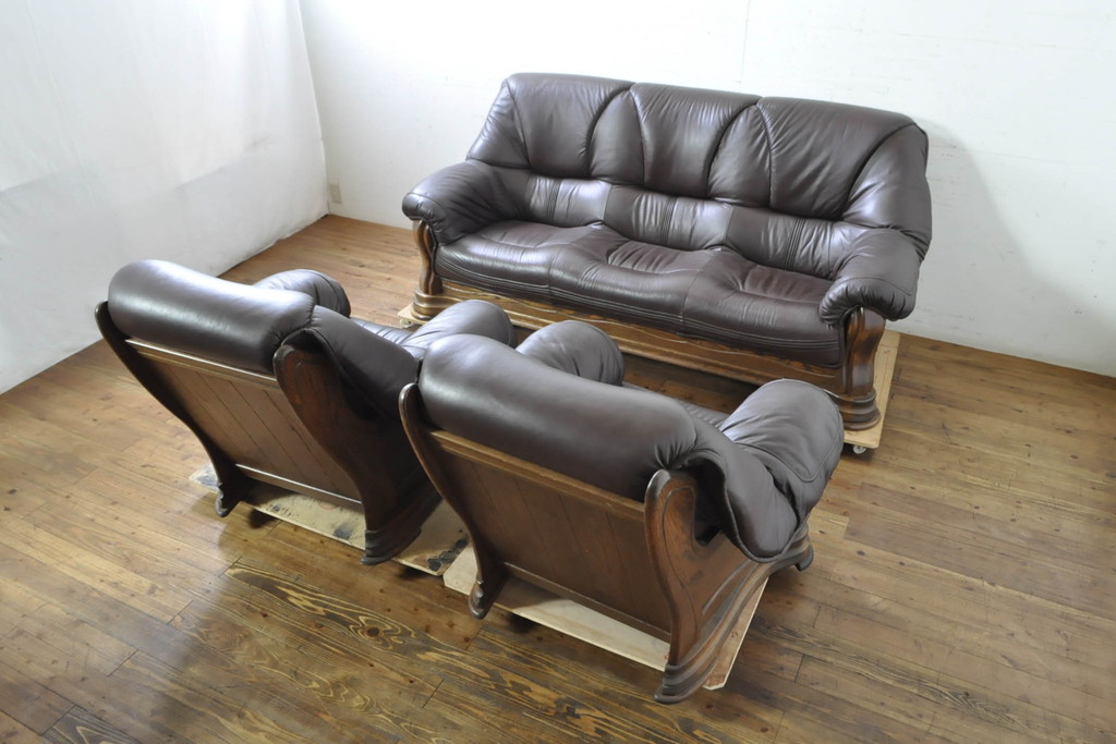 中古　美品　オランダ製　本革　重厚感のある佇まいが魅力的!! 伝統的ダッチカントリースタイルの1人掛けレザーソファ(アームソファ、一人掛け、1P)(R-074349)
