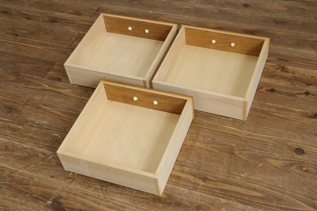中古　美品　カリモク(karimoku)　コロニアルシリーズ　使い勝手のよい収納と美しいデザインを兼ね備えたダイニングボード(食器棚、カップボード、収納棚、戸棚、キャビネット)(定価約34万円)(R-080142)