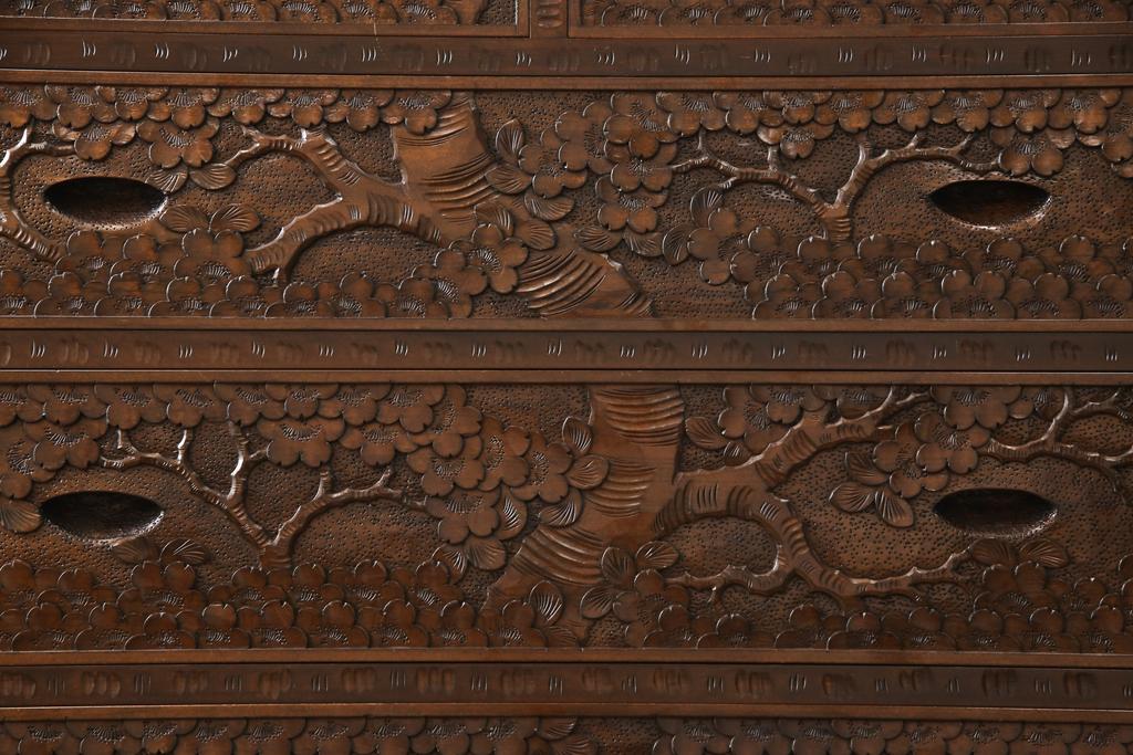 中古　美品　伝統工芸　軽井沢彫り　満開に咲き誇る桜の彫りが華やかなチェスト(引き出し、箪笥、タンス)(R-051259)