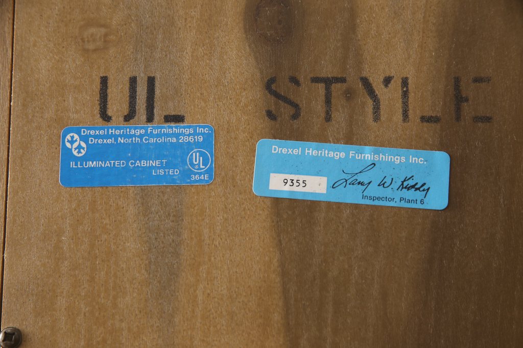 中古　美品　DREXEL HERITAGE(ドレクセルヘリテイジ)　クラシカルで優雅な佇まいが魅力的なキャビネット(定価約160万円)(飾り棚、収納棚)(R-052709)