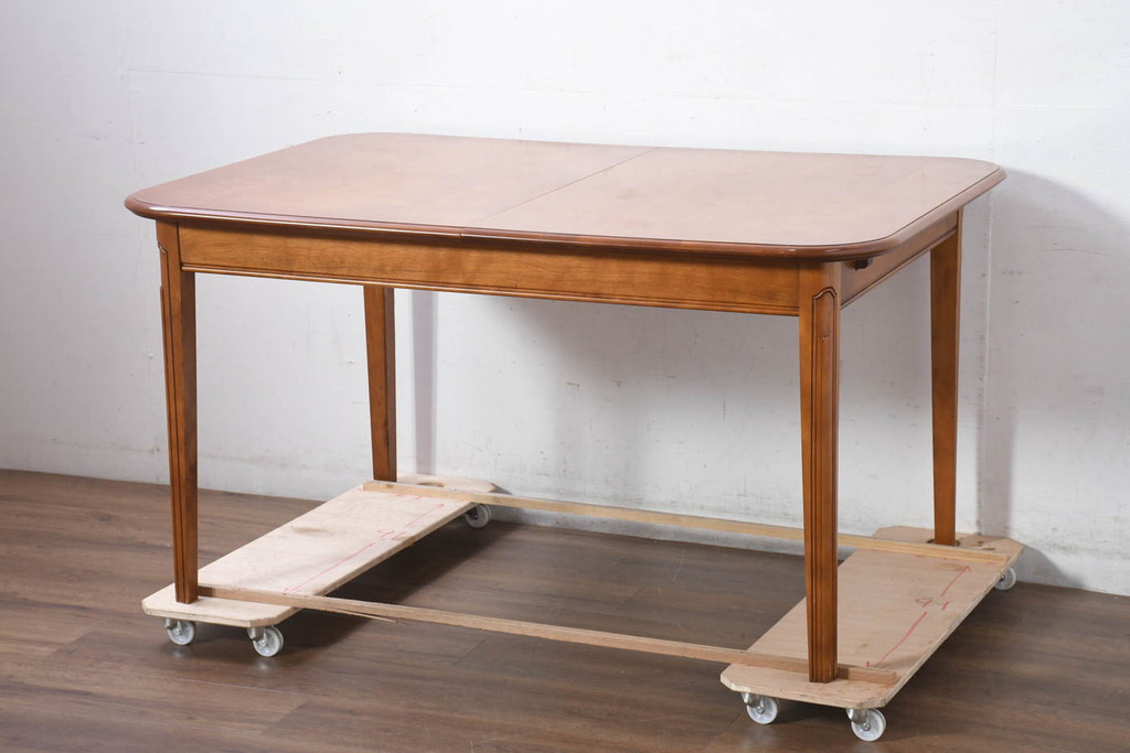 中古　横浜クラシック家具　ダニエル(Daniel)　木の温もりを感じられる伸張式ダイニングテーブル(エクステンションテーブル、4人掛け、6人掛け)(R-082487)