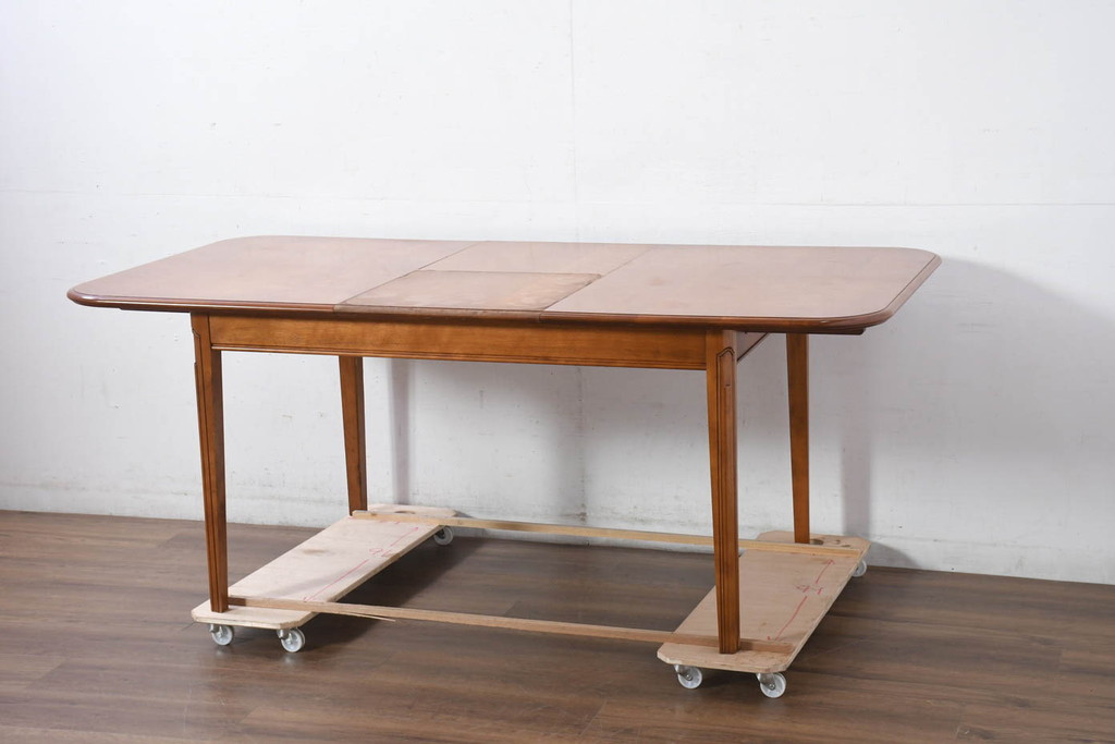 中古　横浜クラシック家具　ダニエル(Daniel)　木の温もりを感じられる伸張式ダイニングテーブル(エクステンションテーブル、4人掛け、6人掛け)(R-082487)