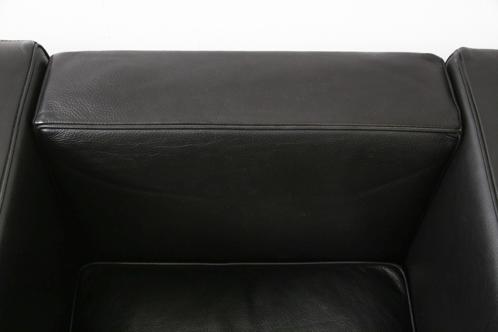 中古　IDC大塚家具　ル・コルビュジエデザイン　グラン・コンフォール　LC2　本革　スタイリッシュなデザインが魅力の1人掛けソファ(レザー、アームチェア)(定価約40万円)(R-056462)