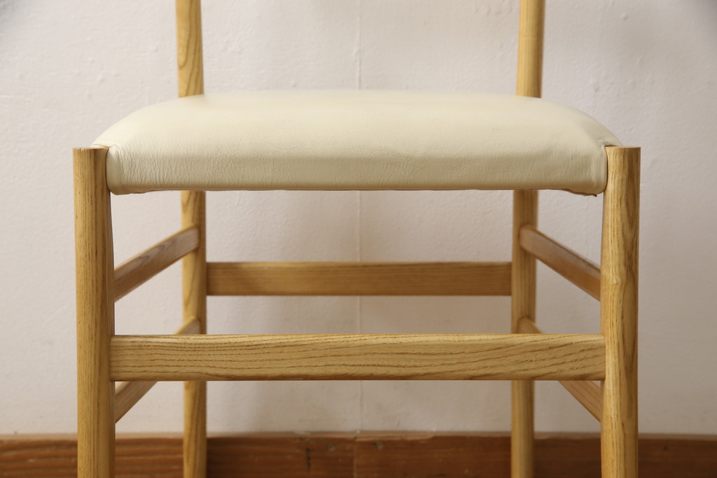 中古　Cassina(カッシーナ)　GIO PONTI(ジオ・ポンティ)　646　本革　アッシュ材　ナチュラルテイストの空間づくりにおすすめのアームレスチェア(椅子、ダイニングチェア)(R-051288)