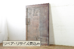 【オーダー建具実例】ラフジュ工房オリジナルのステンドグラス入りの引き戸をご希望のサイズで新規製作しました。引き手の取り付け、木枠製作、お好みの色味に着色し、落ち着いた雰囲気ながら個性あるひと品に仕上がりました。(建具)