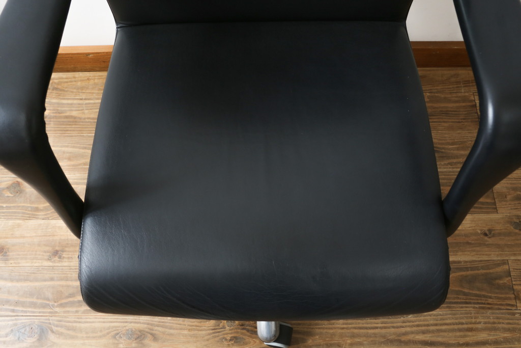 中古　イタリア　Poltrona Frau(ポルトローナフラウ)　Forum (フォーラム)　Meeting(ミーティング)モデル　スタイリッシュなオフィスチェア(アームチェア、デスクチェア、ミーティングチェア、回転椅子、イス)(定価約50万円・現行品の定価約100万円)(R-083015)