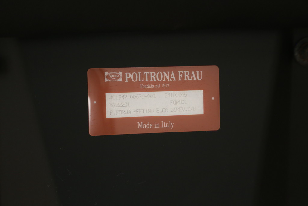 中古　イタリア　Poltrona Frau(ポルトローナフラウ)　Forum (フォーラム)　Meeting(ミーティング)モデル　スタイリッシュなオフィスチェア(アームチェア、デスクチェア、ミーティングチェア、回転椅子、イス)(定価約50万円・現行品の定価約100万円)(R-083015)
