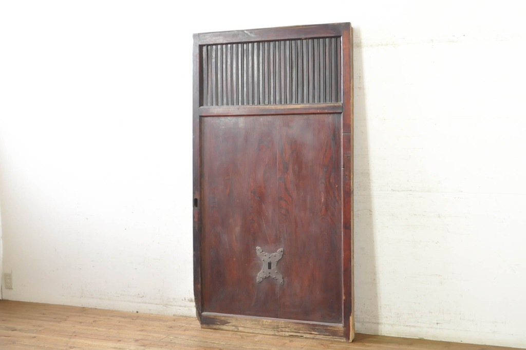 アンティーク建具　欅(ケヤキ)材・杉(スギ)材・檜(ヒノキ)材　くっきりとした杢目と赤みがかった木色が魅力の格子蔵戸1枚(玄関戸、引き戸)(R-074388)
