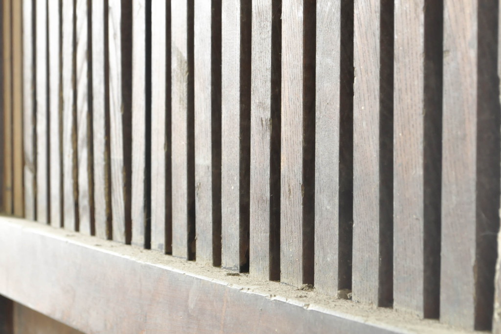 アンティーク建具　欅(ケヤキ)材・杉(スギ)材・檜(ヒノキ)材　くっきりとした杢目と赤みがかった木色が魅力の格子蔵戸1枚(玄関戸、引き戸)(R-074388)
