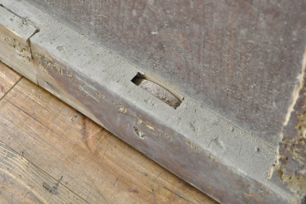 アンティーク建具　欅(ケヤキ)材・杉(スギ)材・檜(ヒノキ)材　くっきりとした杢目と赤みがかった木色が魅力の格子蔵戸1枚(玄関戸、引き戸)(R-074388)