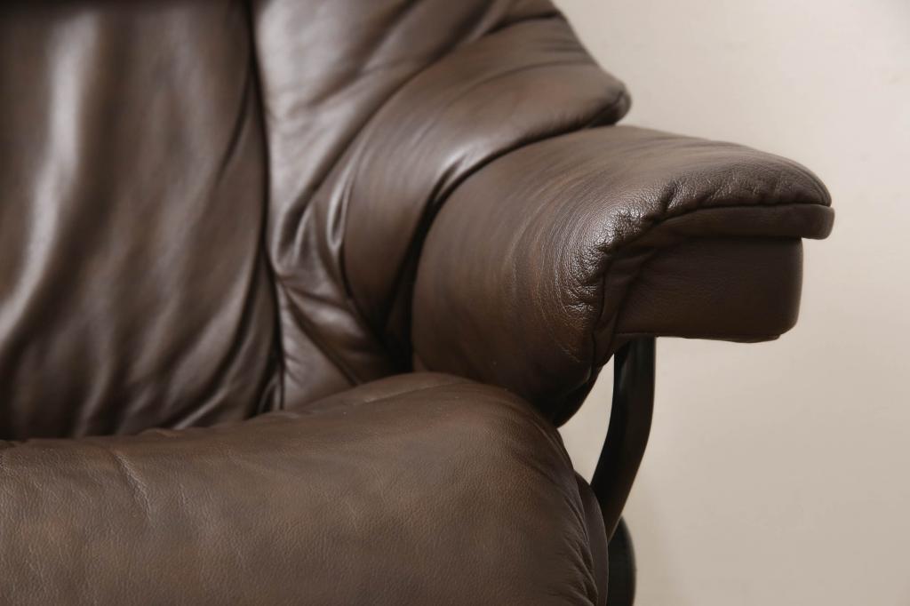 中古　美品　EKORNES(エコーネス)　本革　オットマン付き　ストレスレス レノ クラシック(M)(アームチェア、リクライニングチェア、椅子、一人掛けソファ、1Pソファ)(定価約37万9千円)(R-076090)