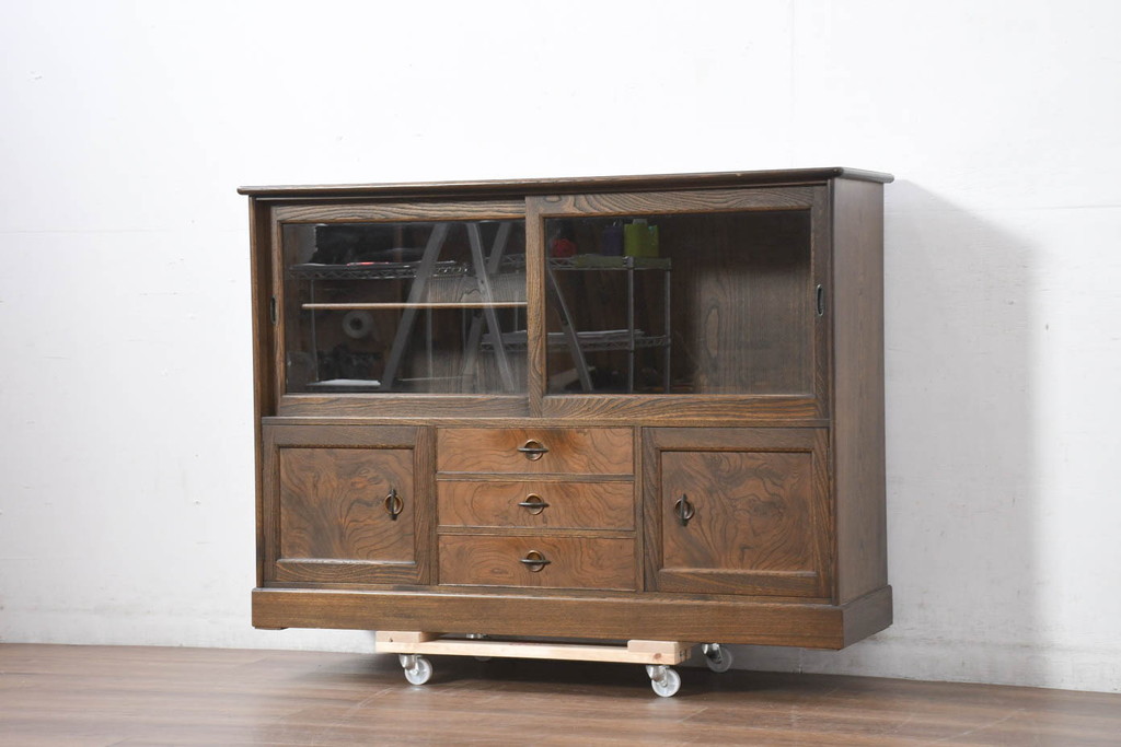 中古　美品　国産職人手作り　高級家具　高島屋デパート取り扱い　欅(ケヤキ)材　落ち着いた佇まいの茶箪笥(サイドボード、サイドキャビネット、茶棚、食器棚、収納棚、戸棚)(定価約35万円)(R-082466)