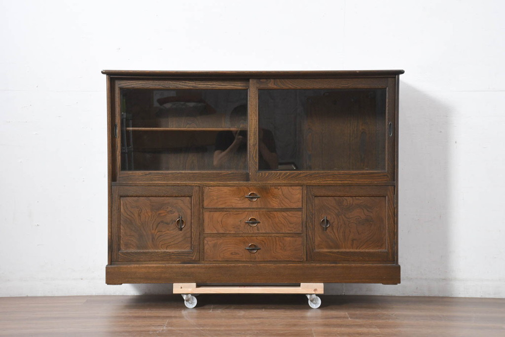 中古　美品　国産職人手作り　高級家具　高島屋デパート取り扱い　欅(ケヤキ)材　落ち着いた佇まいの茶箪笥(サイドボード、サイドキャビネット、茶棚、食器棚、収納棚、戸棚)(定価約35万円)(R-082466)