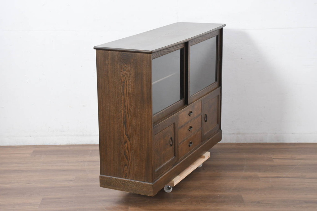 中古　美品　国産職人手作り　高級家具　高島屋デパート取り扱い　欅(ケヤキ)材　落ち着いた佇まいの茶箪笥(サイドボード、サイドキャビネット、茶棚、食器棚、収納棚、戸棚)(定価約35万円)(R-082466)