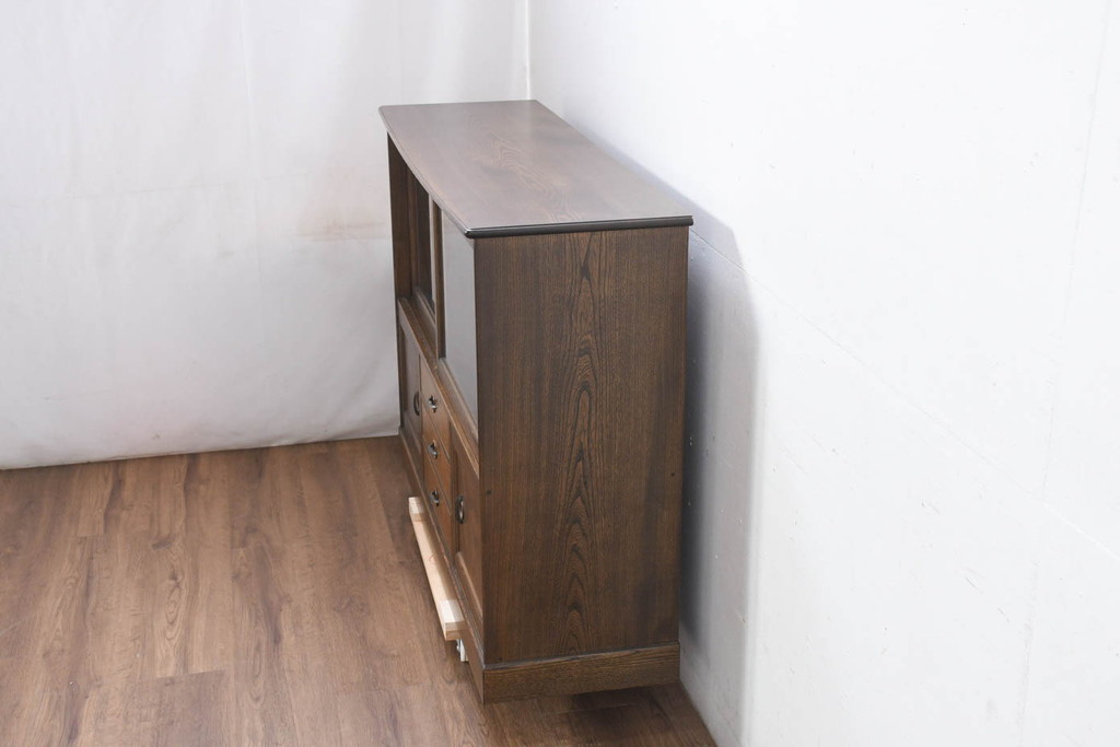 中古　美品　国産職人手作り　高級家具　高島屋デパート取り扱い　欅(ケヤキ)材　落ち着いた佇まいの茶箪笥(サイドボード、サイドキャビネット、茶棚、食器棚、収納棚、戸棚)(定価約35万円)(R-082466)