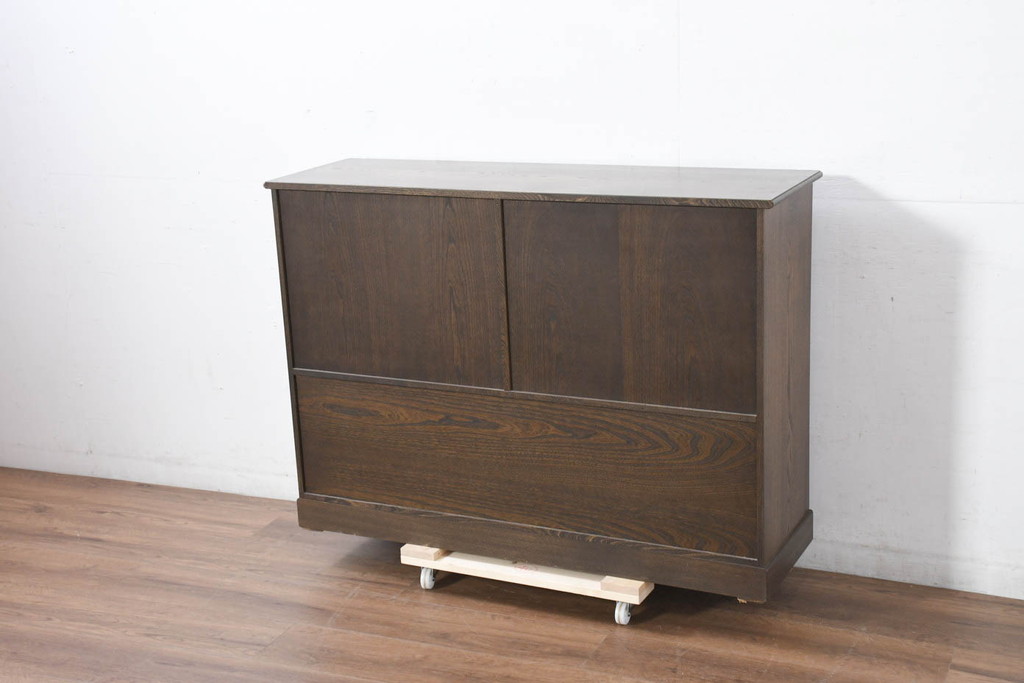 中古　美品　国産職人手作り　高級家具　高島屋デパート取り扱い　欅(ケヤキ)材　落ち着いた佇まいの茶箪笥(サイドボード、サイドキャビネット、茶棚、食器棚、収納棚、戸棚)(定価約35万円)(R-082466)