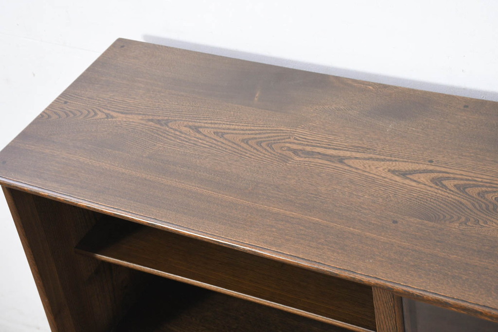中古　美品　国産職人手作り　高級家具　高島屋デパート取り扱い　欅(ケヤキ)材　落ち着いた佇まいの茶箪笥(サイドボード、サイドキャビネット、茶棚、食器棚、収納棚、戸棚)(定価約35万円)(R-082466)