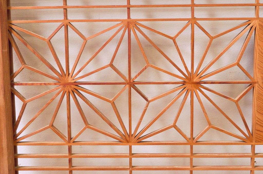 アンティーク建具　松・鷲　彫刻と組子細工の組み合わせが美しい欄間2枚セット(明り取り、明かり取り)(R-074282)