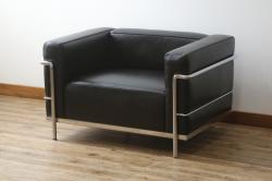 中古　美品　Cassina(カッシーナ)　ル・コルビュジエ(Le Corbusier)　LC3　GRAND MODELE(グラン モデル)　本革製　ポリエステルパッディング　シンプルモダンなデザインがかっこいい1人掛けソファ(1Pソファ、一人掛け)(定価約103万円)(R-068570)