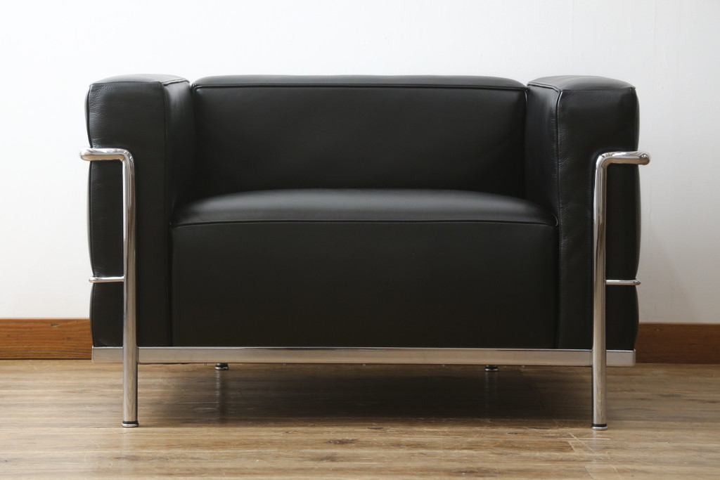 中古　美品　Cassina(カッシーナ)　ル・コルビュジエ(Le Corbusier)　LC3　GRAND MODELE(グラン モデル)　本革製　ポリエステルパッディング　シンプルモダンなデザインがかっこいい1人掛けソファ(1Pソファ、一人掛け)(定価約103万円)(R-068570)