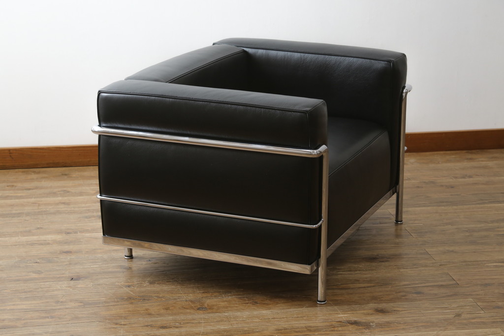 中古　美品　Cassina(カッシーナ)　ル・コルビュジエ(Le Corbusier)　LC3　GRAND MODELE(グラン モデル)　本革製　ポリエステルパッディング　シンプルモダンなデザインがかっこいい1人掛けソファ(1Pソファ、一人掛け)(定価約103万円)(R-068570)