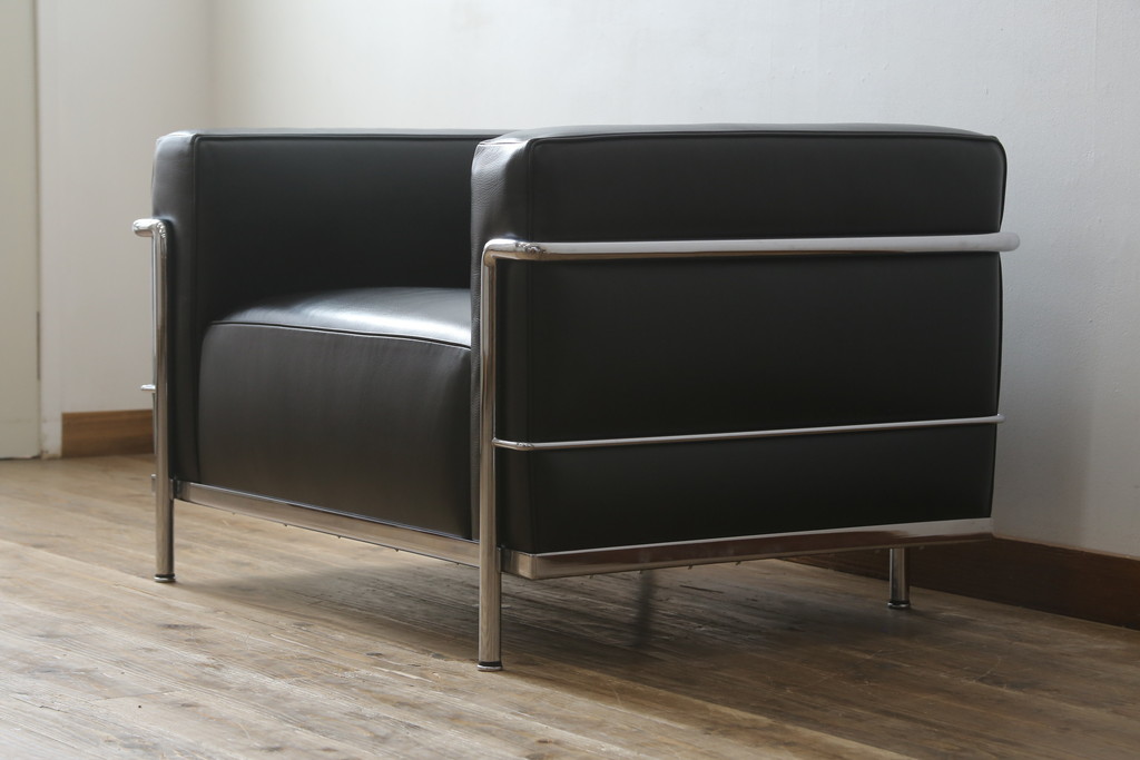 中古　美品　Cassina(カッシーナ)　ル・コルビュジエ(Le Corbusier)　LC3　GRAND MODELE(グラン モデル)　本革製　ポリエステルパッディング　シンプルモダンなデザインがかっこいい1人掛けソファ(1Pソファ、一人掛け)(定価約103万円)(R-068570)