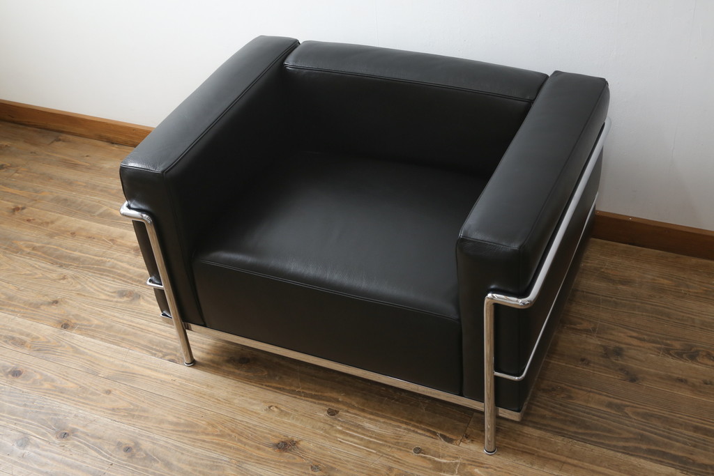 中古　美品　Cassina(カッシーナ)　ル・コルビュジエ(Le Corbusier)　LC3　GRAND MODELE(グラン モデル)　本革製　ポリエステルパッディング　シンプルモダンなデザインがかっこいい1人掛けソファ(1Pソファ、一人掛け)(定価約103万円)(R-068570)