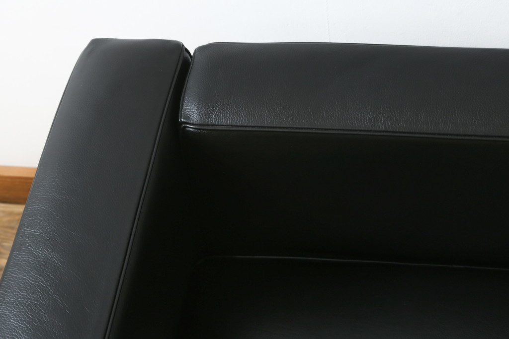 中古　美品　Cassina(カッシーナ)　ル・コルビュジエ(Le Corbusier)　LC3　GRAND MODELE(グラン モデル)　本革製　ポリエステルパッディング　シンプルモダンなデザインがかっこいい1人掛けソファ(1Pソファ、一人掛け)(定価約103万円)(R-068570)