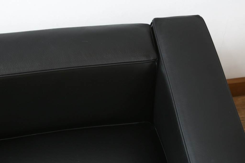 中古　美品　Cassina(カッシーナ)　ル・コルビュジエ(Le Corbusier)　LC3　GRAND MODELE(グラン モデル)　本革製　ポリエステルパッディング　シンプルモダンなデザインがかっこいい1人掛けソファ(1Pソファ、一人掛け)(定価約103万円)(R-068570)