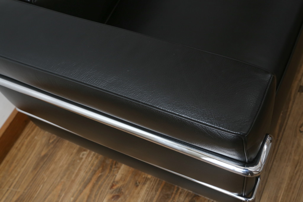 中古　美品　Cassina(カッシーナ)　ル・コルビュジエ(Le Corbusier)　LC3　GRAND MODELE(グラン モデル)　本革製　ポリエステルパッディング　シンプルモダンなデザインがかっこいい1人掛けソファ(1Pソファ、一人掛け)(定価約103万円)(R-068570)