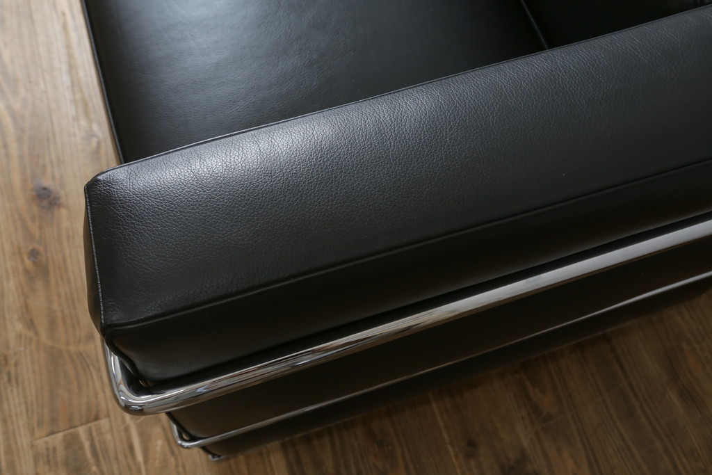 中古　美品　Cassina(カッシーナ)　ル・コルビュジエ(Le Corbusier)　LC3　GRAND MODELE(グラン モデル)　本革製　ポリエステルパッディング　シンプルモダンなデザインがかっこいい1人掛けソファ(1Pソファ、一人掛け)(定価約103万円)(R-068570)