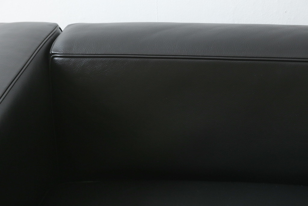 中古　美品　Cassina(カッシーナ)　ル・コルビュジエ(Le Corbusier)　LC3　GRAND MODELE(グラン モデル)　本革製　ポリエステルパッディング　シンプルモダンなデザインがかっこいい1人掛けソファ(1Pソファ、一人掛け)(定価約103万円)(R-068570)