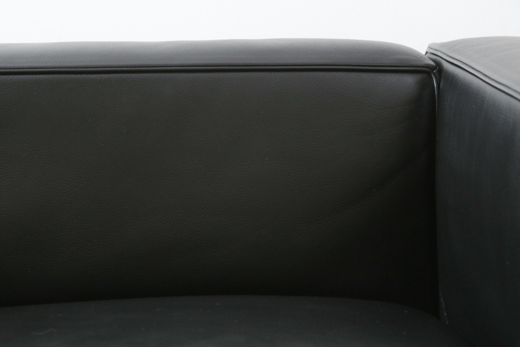 中古　美品　Cassina(カッシーナ)　ル・コルビュジエ(Le Corbusier)　LC3　GRAND MODELE(グラン モデル)　本革製　ポリエステルパッディング　シンプルモダンなデザインがかっこいい1人掛けソファ(1Pソファ、一人掛け)(定価約103万円)(R-068570)