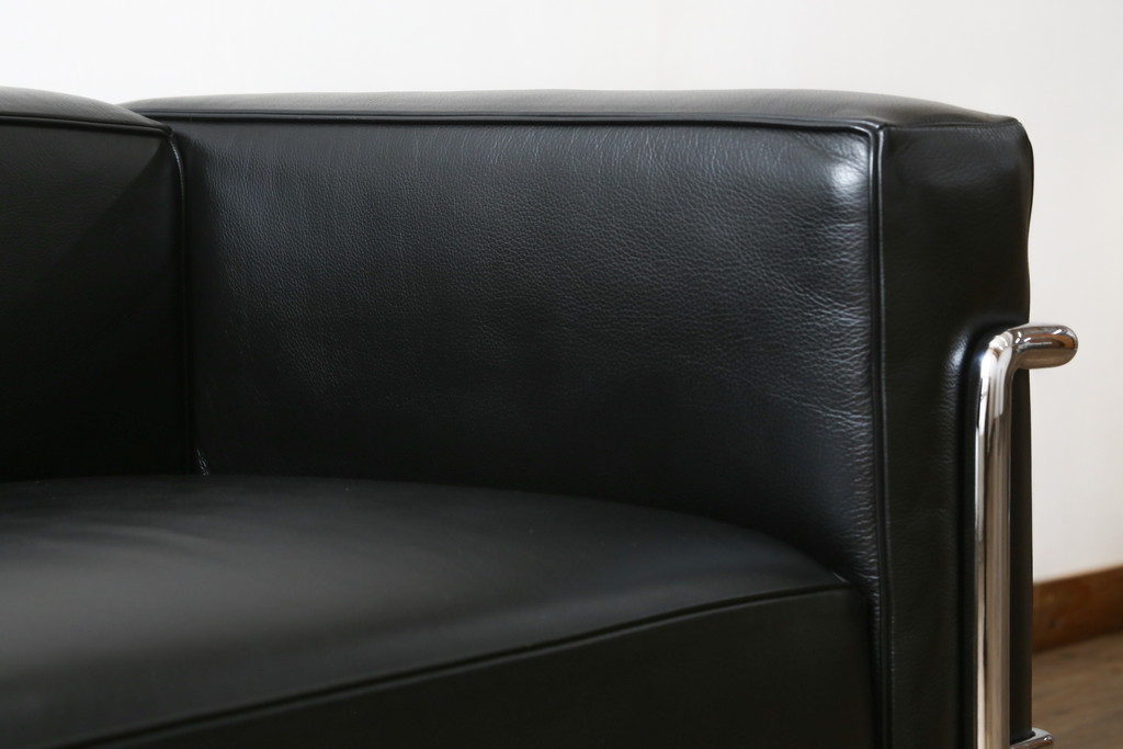中古　美品　Cassina(カッシーナ)　ル・コルビュジエ(Le Corbusier)　LC3　GRAND MODELE(グラン モデル)　本革製　ポリエステルパッディング　シンプルモダンなデザインがかっこいい1人掛けソファ(1Pソファ、一人掛け)(定価約103万円)(R-068570)