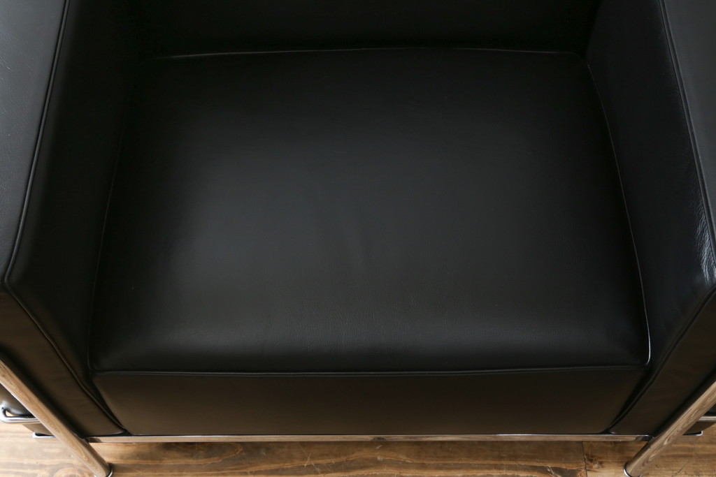 中古　美品　Cassina(カッシーナ)　ル・コルビュジエ(Le Corbusier)　LC3　GRAND MODELE(グラン モデル)　本革製　ポリエステルパッディング　シンプルモダンなデザインがかっこいい1人掛けソファ(1Pソファ、一人掛け)(定価約103万円)(R-068570)