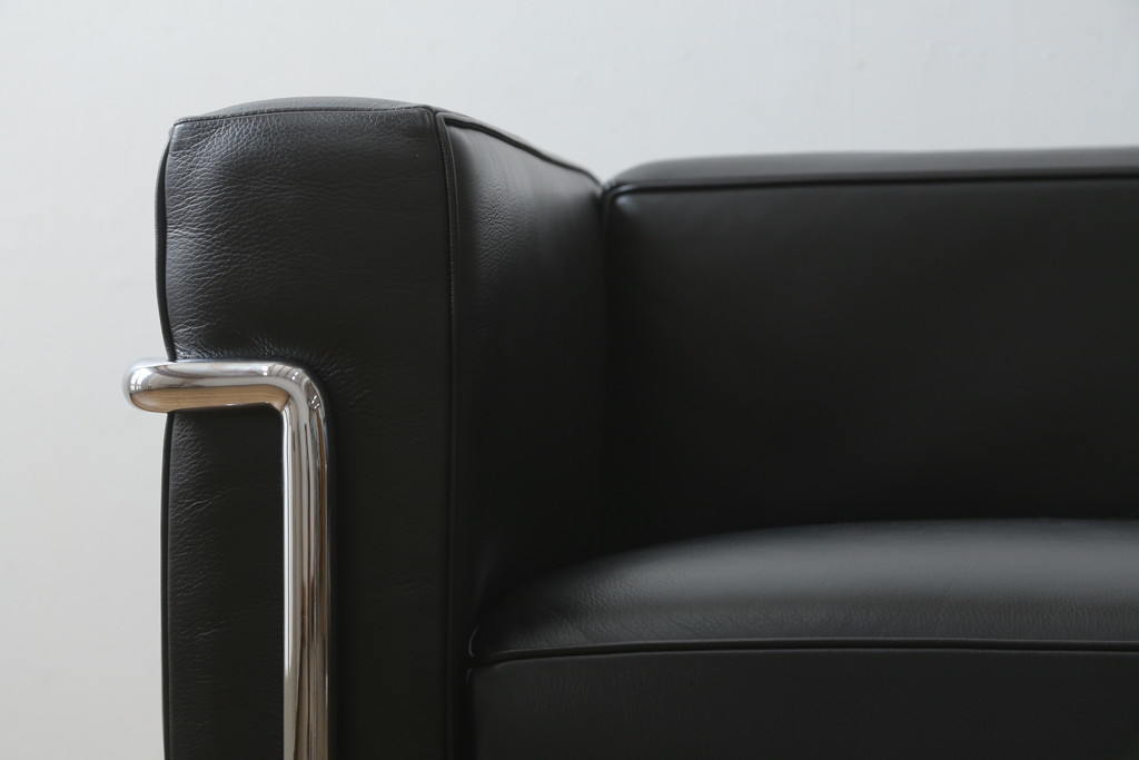 中古　美品　Cassina(カッシーナ)　ル・コルビュジエ(Le Corbusier)　LC3　GRAND MODELE(グラン モデル)　本革製　ポリエステルパッディング　シンプルモダンなデザインがかっこいい1人掛けソファ(1Pソファ、一人掛け)(定価約103万円)(R-068570)