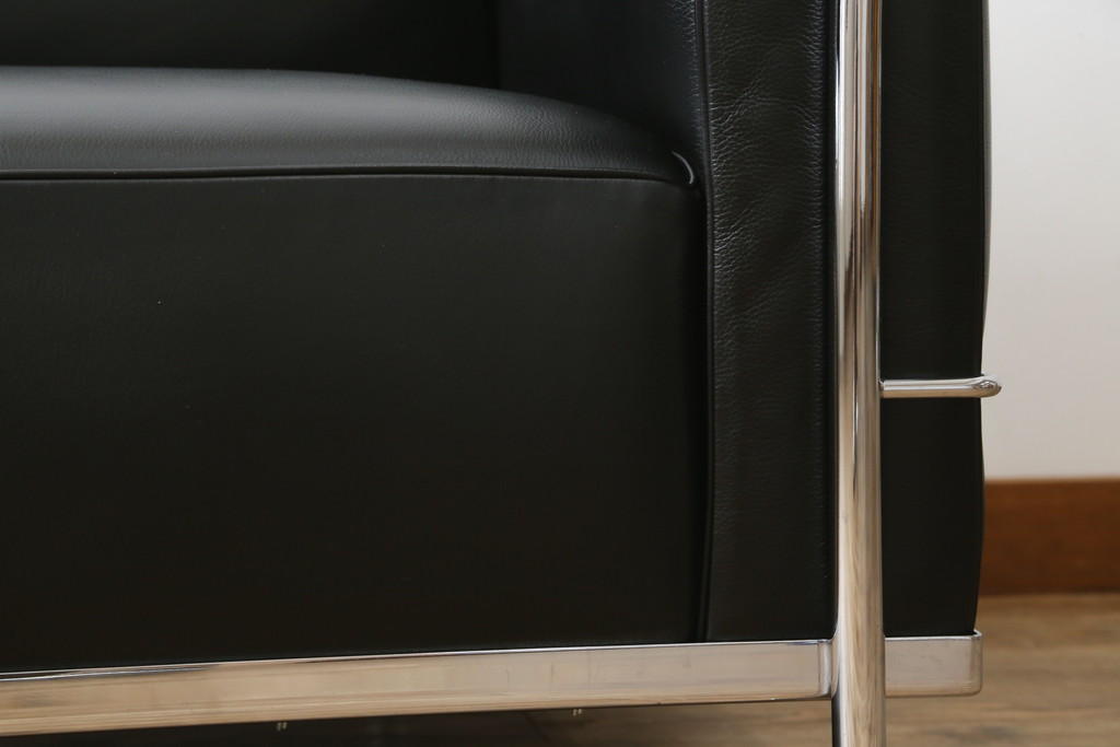 中古　美品　Cassina(カッシーナ)　ル・コルビュジエ(Le Corbusier)　LC3　GRAND MODELE(グラン モデル)　本革製　ポリエステルパッディング　シンプルモダンなデザインがかっこいい1人掛けソファ(1Pソファ、一人掛け)(定価約103万円)(R-068570)