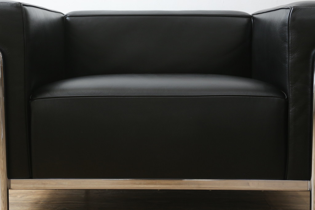 中古　美品　Cassina(カッシーナ)　ル・コルビュジエ(Le Corbusier)　LC3　GRAND MODELE(グラン モデル)　本革製　ポリエステルパッディング　シンプルモダンなデザインがかっこいい1人掛けソファ(1Pソファ、一人掛け)(定価約103万円)(R-068570)