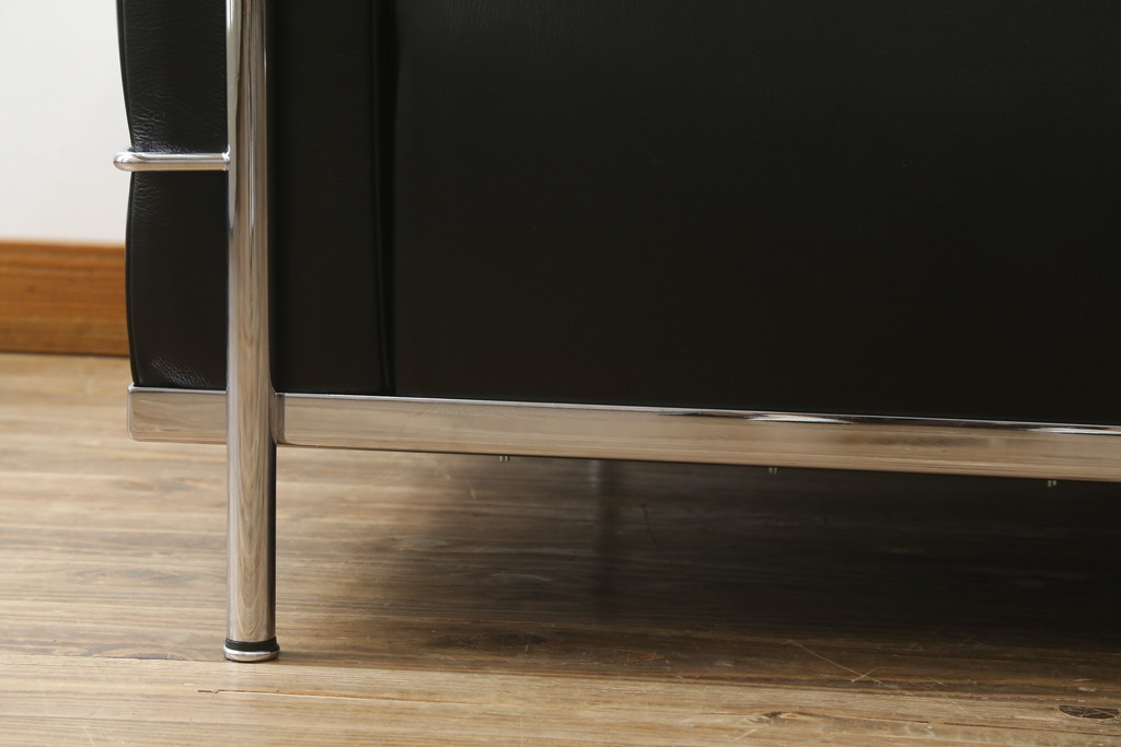 中古　美品　Cassina(カッシーナ)　ル・コルビュジエ(Le Corbusier)　LC3　GRAND MODELE(グラン モデル)　本革製　ポリエステルパッディング　シンプルモダンなデザインがかっこいい1人掛けソファ(1Pソファ、一人掛け)(定価約103万円)(R-068570)