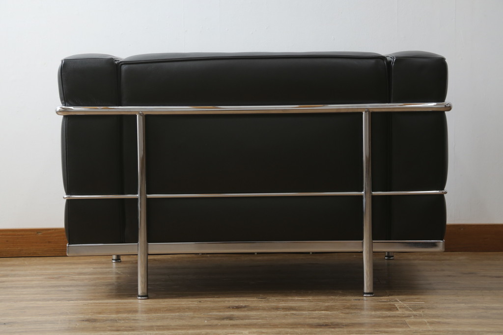 中古　美品　Cassina(カッシーナ)　ル・コルビュジエ(Le Corbusier)　LC3　GRAND MODELE(グラン モデル)　本革製　ポリエステルパッディング　シンプルモダンなデザインがかっこいい1人掛けソファ(1Pソファ、一人掛け)(定価約103万円)(R-068570)