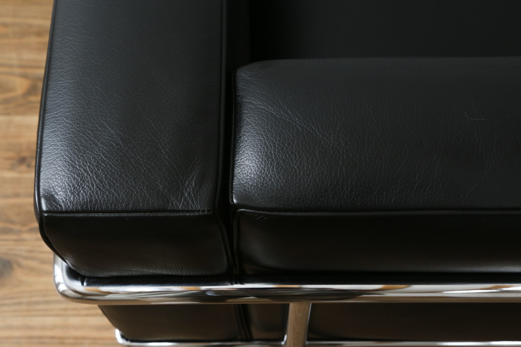 中古　美品　Cassina(カッシーナ)　ル・コルビュジエ(Le Corbusier)　LC3　GRAND MODELE(グラン モデル)　本革製　ポリエステルパッディング　シンプルモダンなデザインがかっこいい1人掛けソファ(1Pソファ、一人掛け)(定価約103万円)(R-068570)